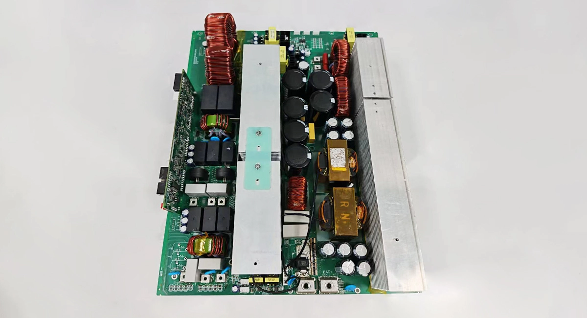 Solvic 8kW split phase inverter internal mainboard – high-quality circuit board layout with power components, robust capacitor banks, and intelligent thermal management design for reliability